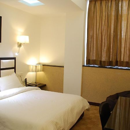 Hotel Oyster Чандигарх Экстерьер фото