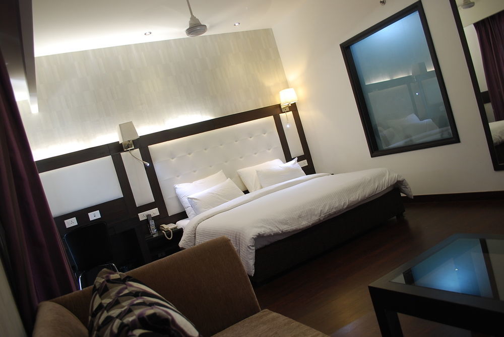 Hotel Oyster Чандигарх Экстерьер фото