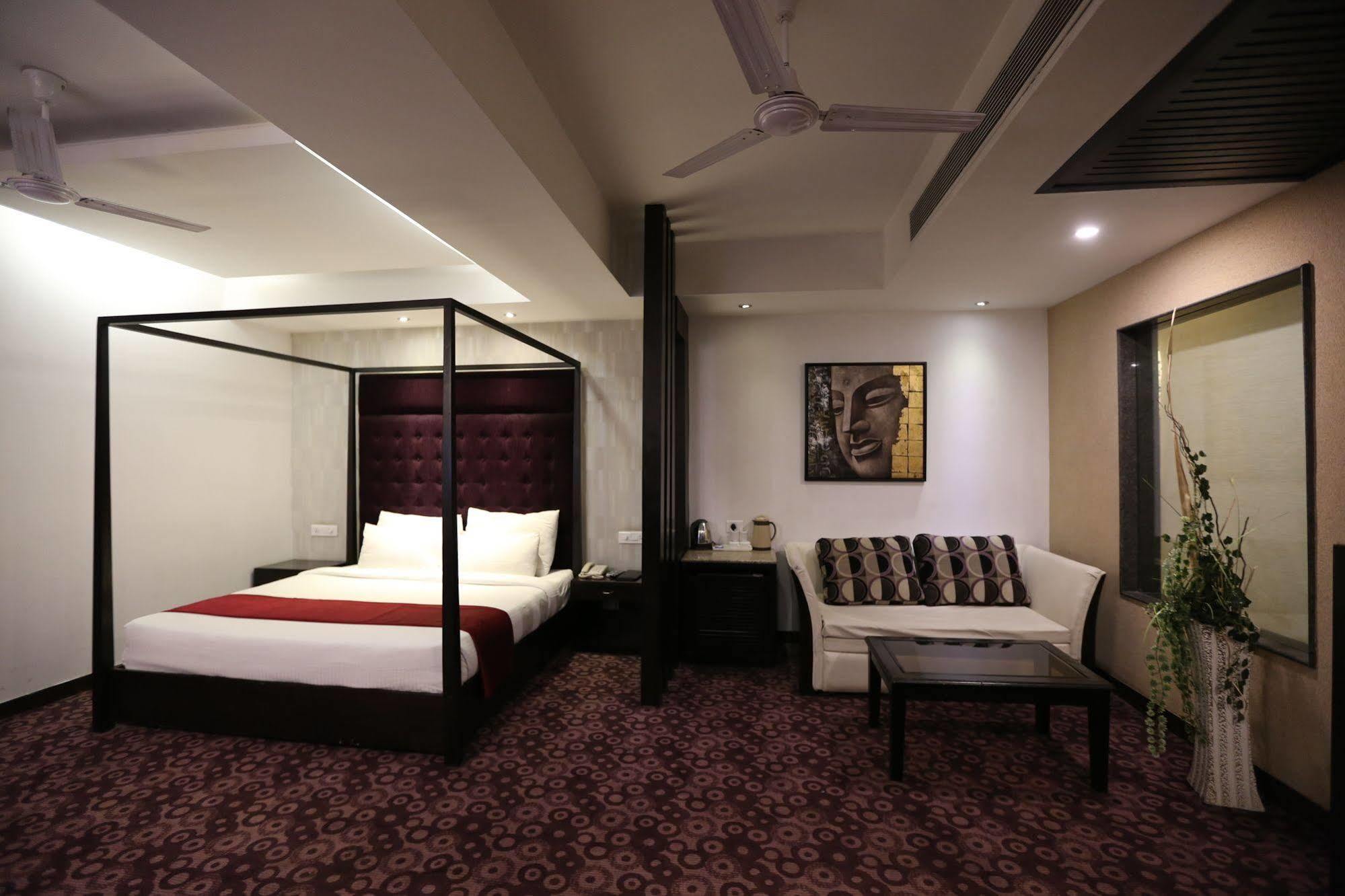 Hotel Oyster Чандигарх Экстерьер фото